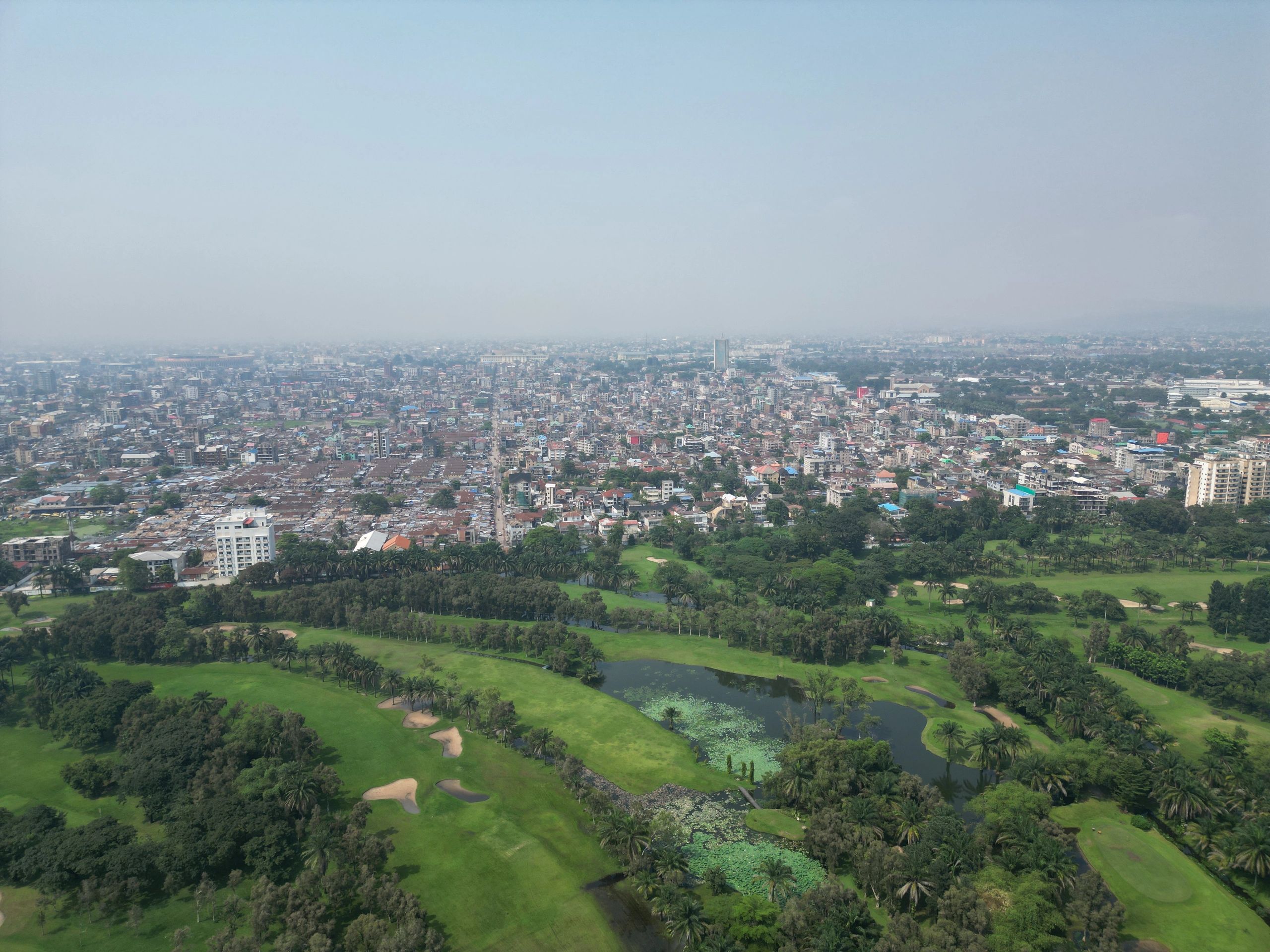 Vue aérienne d’un vaste paysage urbain et végétalisé